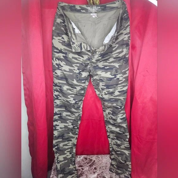 NWOT No Boundaries NOBO Women High Rise Skinny Camouflage Pants Size 13 - Picture 1 of 5